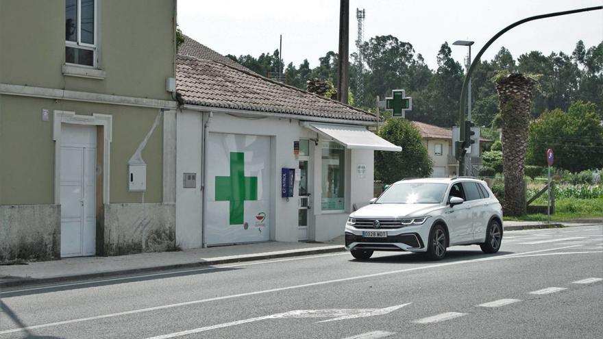 Exterior de la farmacia de Marrozos en su ubicación actual y cuyo propietario pretende trasladar