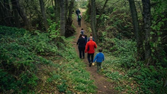 Un grupo de excursionistas en la Ruta de la Ribera Santibañesa. | E. P.