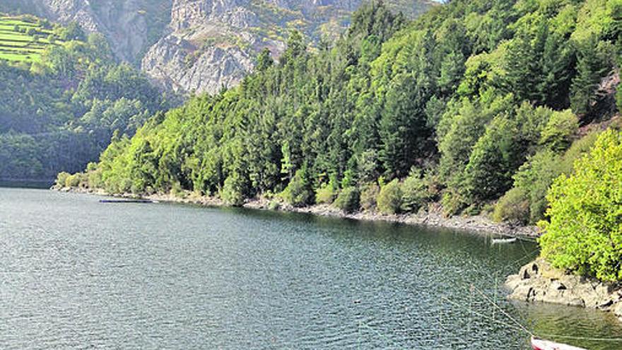 Lanchas amarradas en el embalse de Doiras. | mariola riera