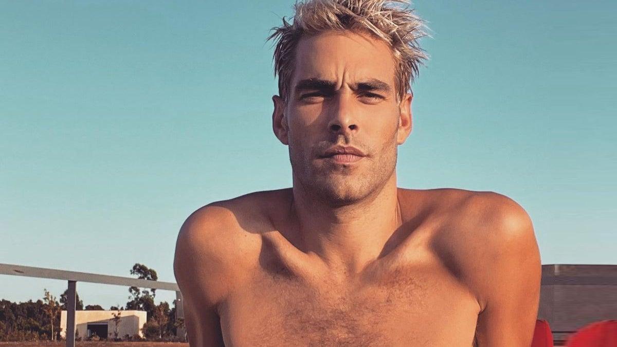 Jon Kortajarena con pelo rosa sin camiseta