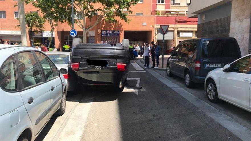 Aparatoso vuelco en la calle Alagón de Zaragoza