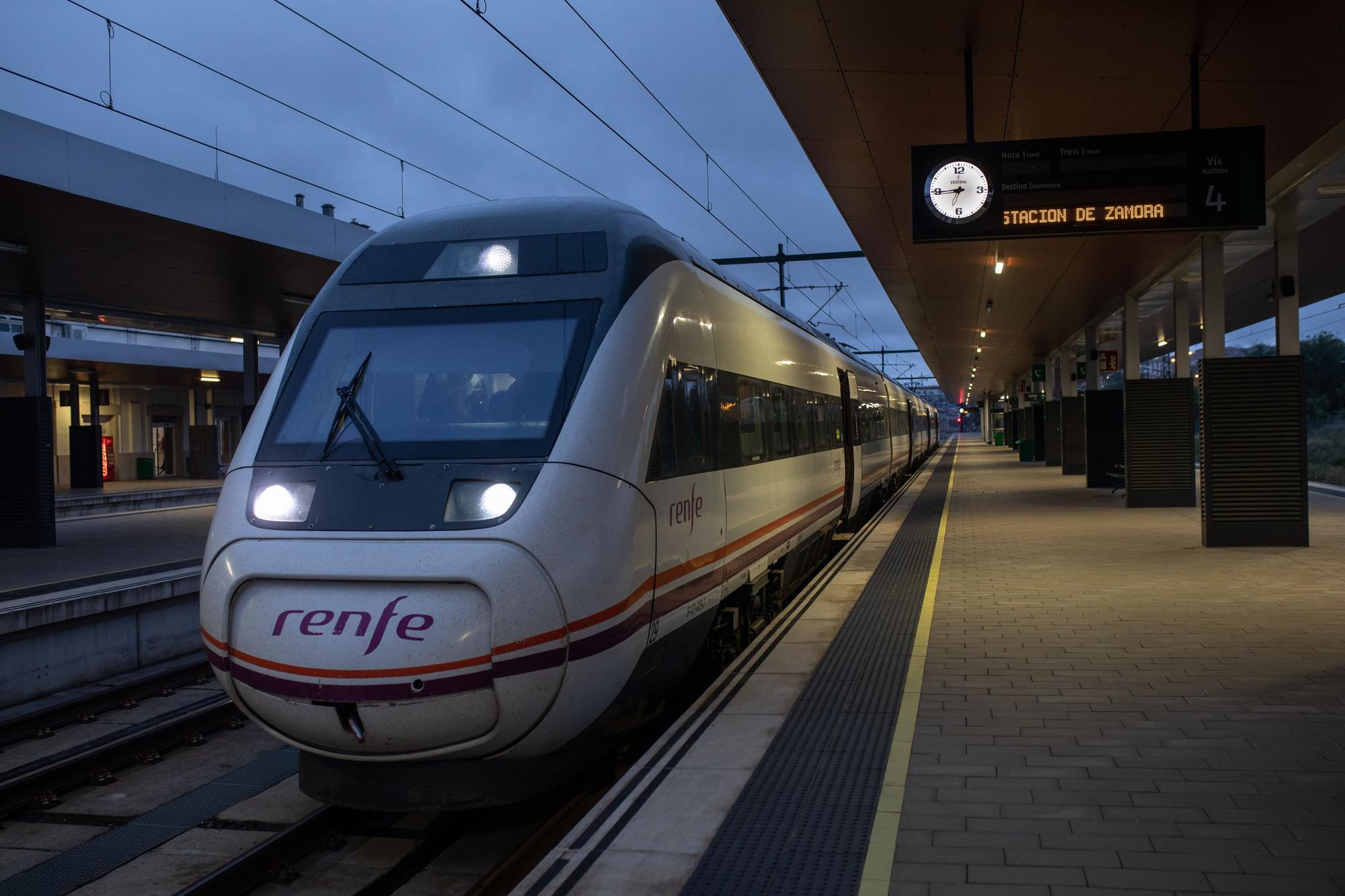 GALERÍA | Así regresa el tren madrugador a Zamora