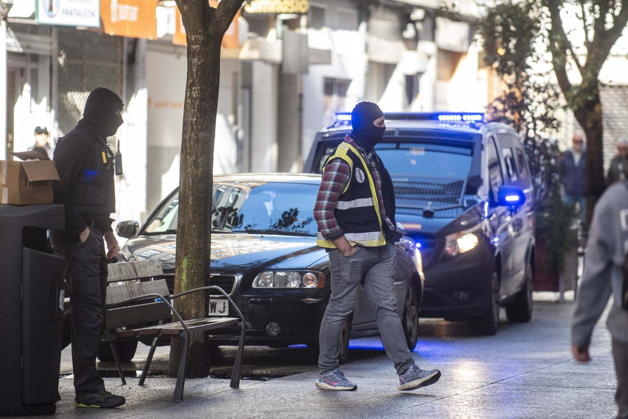 La Policía Nacional registra varios domicilios en A Coruña relacionados con el menudeo de drogas