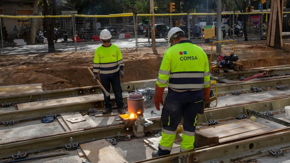 La última soldadura de raíles en el tramo Glòries-Verdaguer del tranvía, en Barcelona.