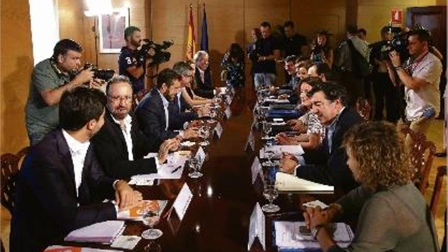 Les delegacions de C&#039;s (esquerra de la taula) i PP (dreta) es van asseure a la taula per negociar l&#039;acord.