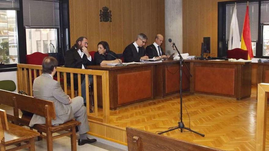 El empresario acusado, de espaldas en el banquillo, ayer en la segunda sesión del juicio // Alba Villar