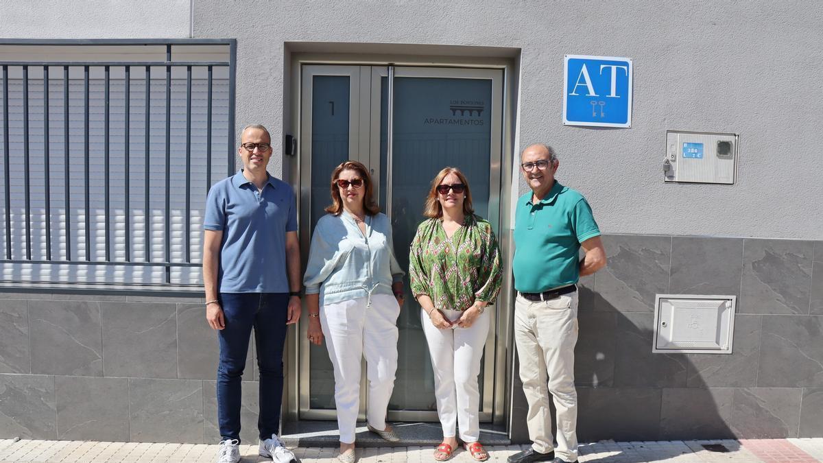 Autoridades locales y promotores de los apartamentos.