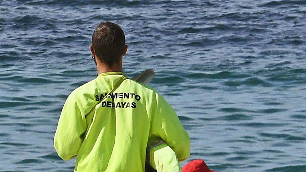 Dos socorristas, de servicio en Riazor.