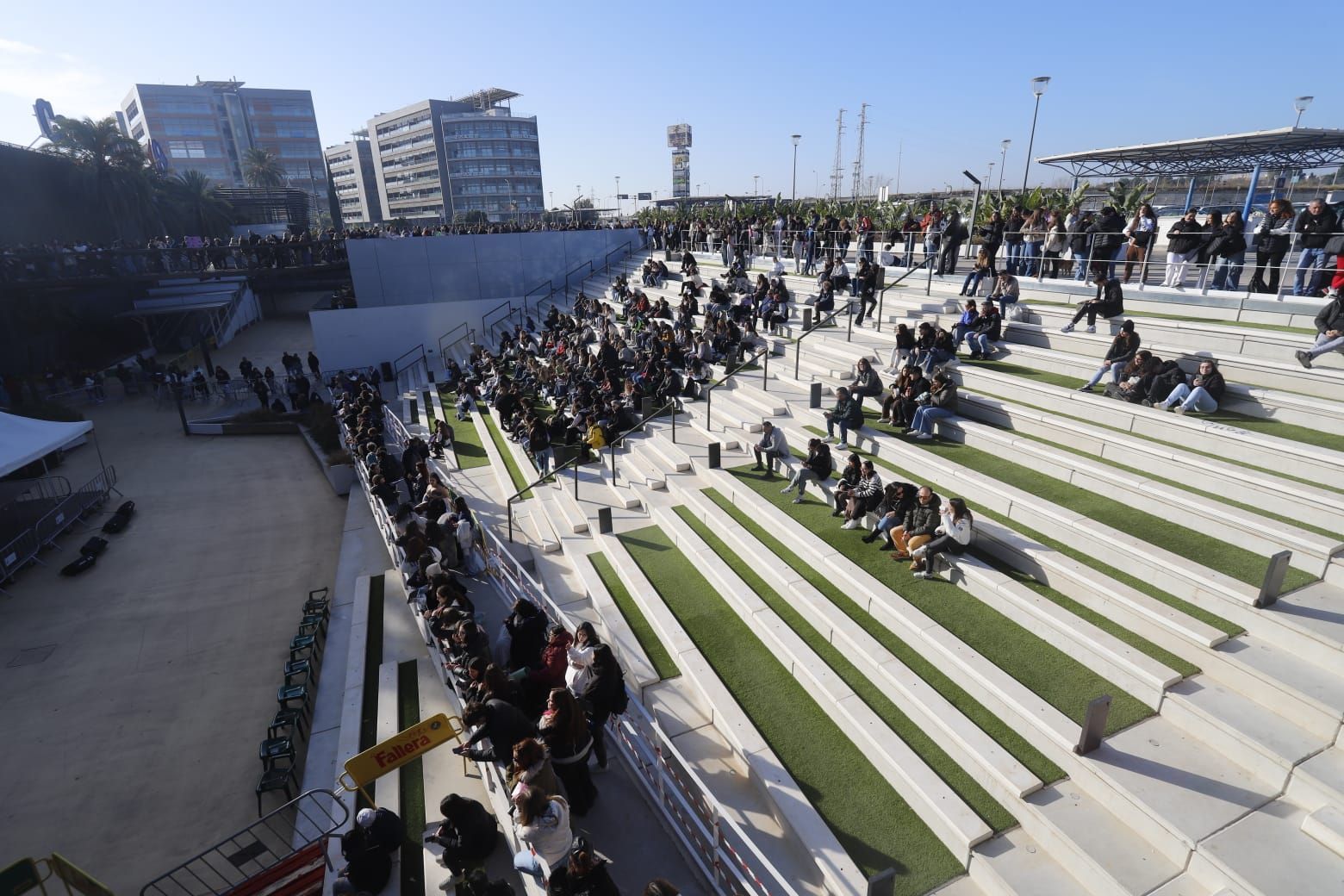 Largas colas para ver a los concursantes de OT en València