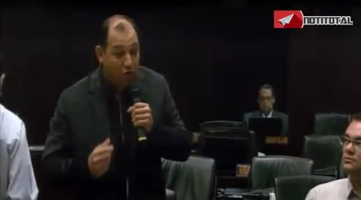 El diputat chavista Hugbel Roa llança el micròfon a un oponent al Parlament veneçolà.