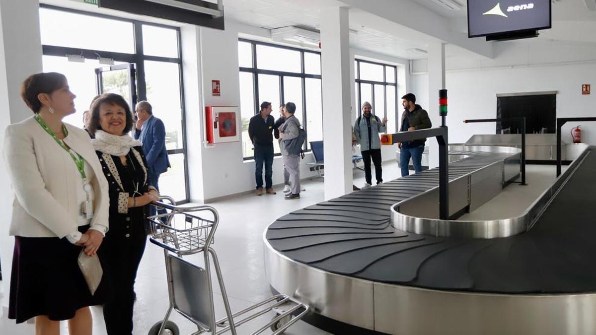 Sonia Martín y Rafaela Valenzuela, el pasado mes de noviembre en la nueva terminal del aeropuerto de Córdoba.