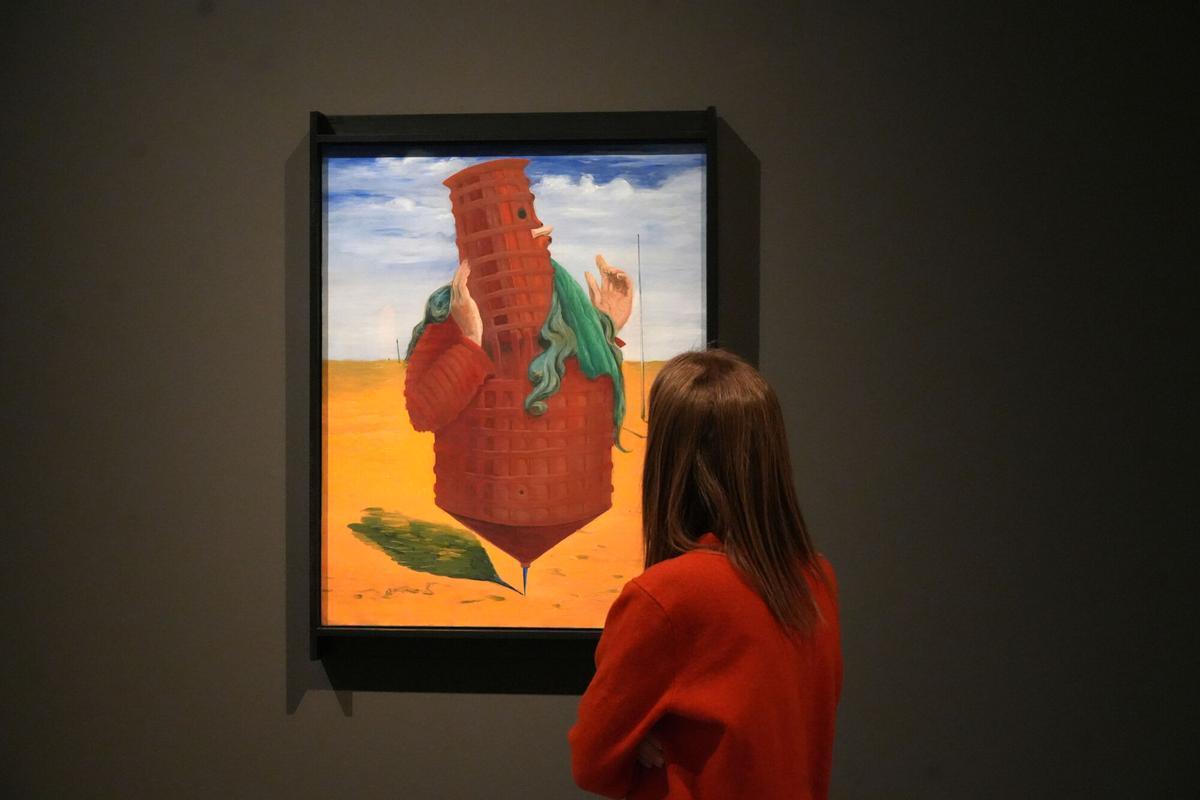 Una persona observadora de las obras de la exposición 'Ubú Pintor: Alfred Jarry i les arts' en el Museu Picasso de Barcelona