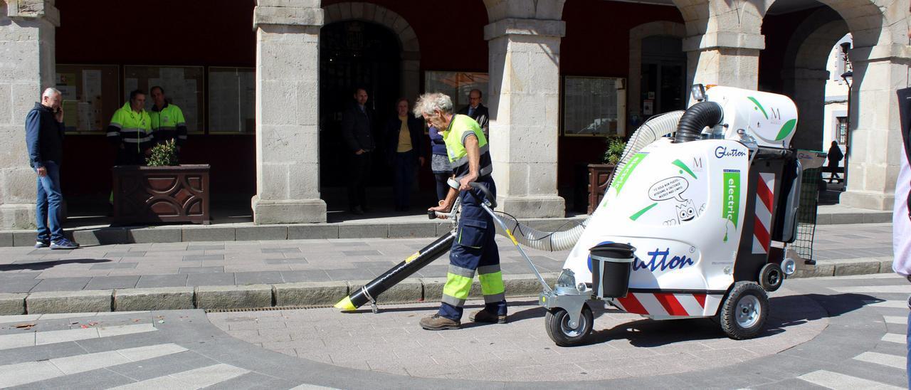 Un operario del Ayuntamiento con una máquina de limpieza.