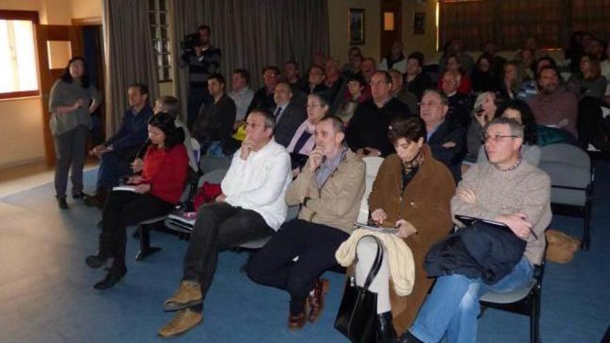 A la izquierda, María Dolores Loureiro se dirige al público.