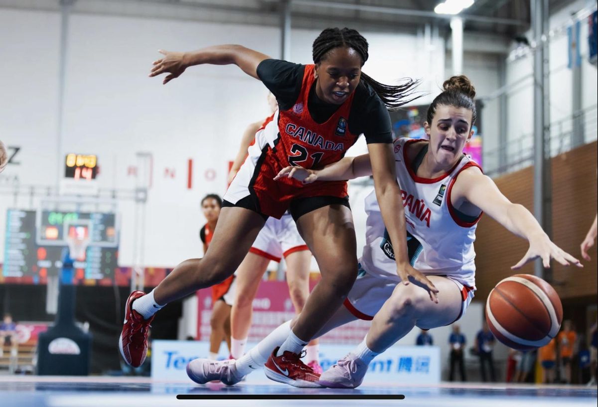 La vilagarciana disputando un balón ante una rival canadiense en la pelea por el bronce.