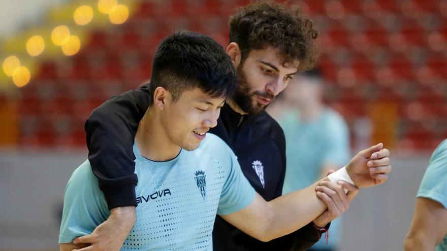 El gaditano Zequi y el japonés Shimizu, en un entrenamiento en Vista Alegre.