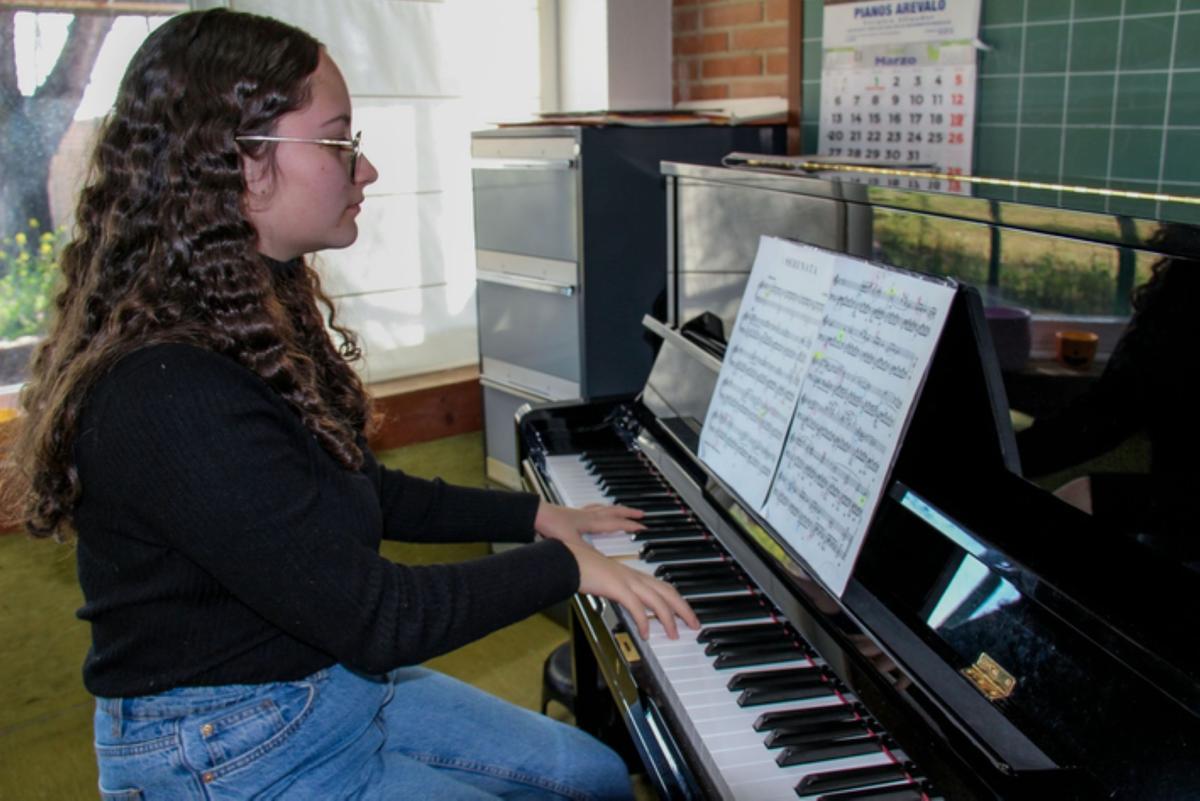 Una alumna de piano durante su audición. / E. P.