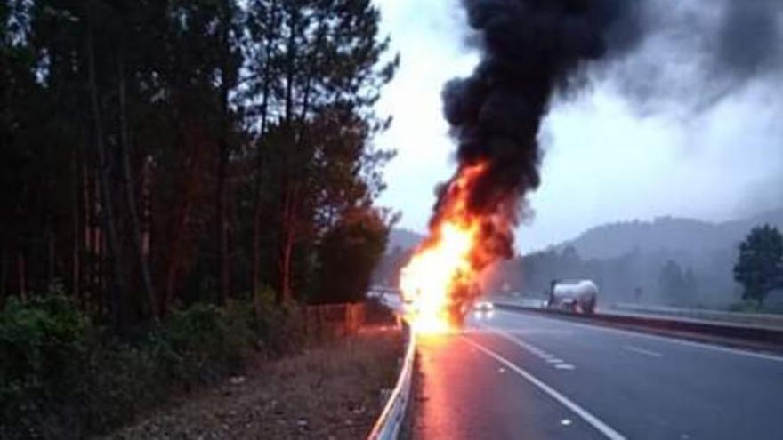 Arde un camión en plena AP-9