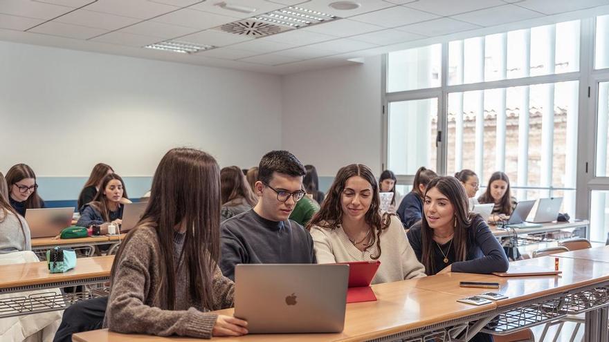El doble grado de Magisterio con formación dual que te prepara desde el primer día en el aula