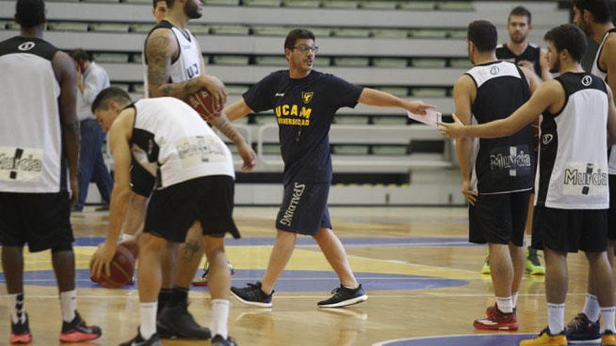 Fotis Katsikaris da instrucciones a sus jugadores durante un entrenamiento en el Palacio de los Deportes de Murcia.