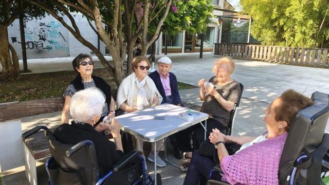 Jugadoras de cartas en la Praza Massó de Bueu.