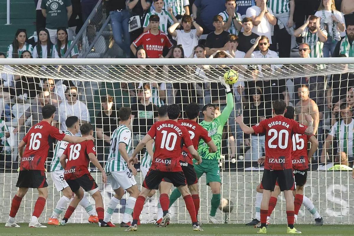 Iker Álvarez realizando una parada durante el pasado Córdoba CF-Mirandés.