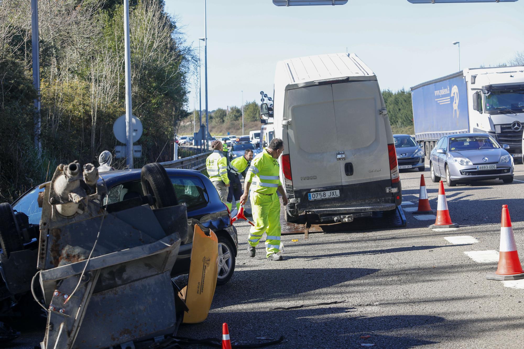En imágenes: Largas retenciones tras un accidente a la salida de Gijón