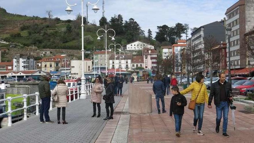 Turistas en el paseo Princesa Letizia de Ribadesella.