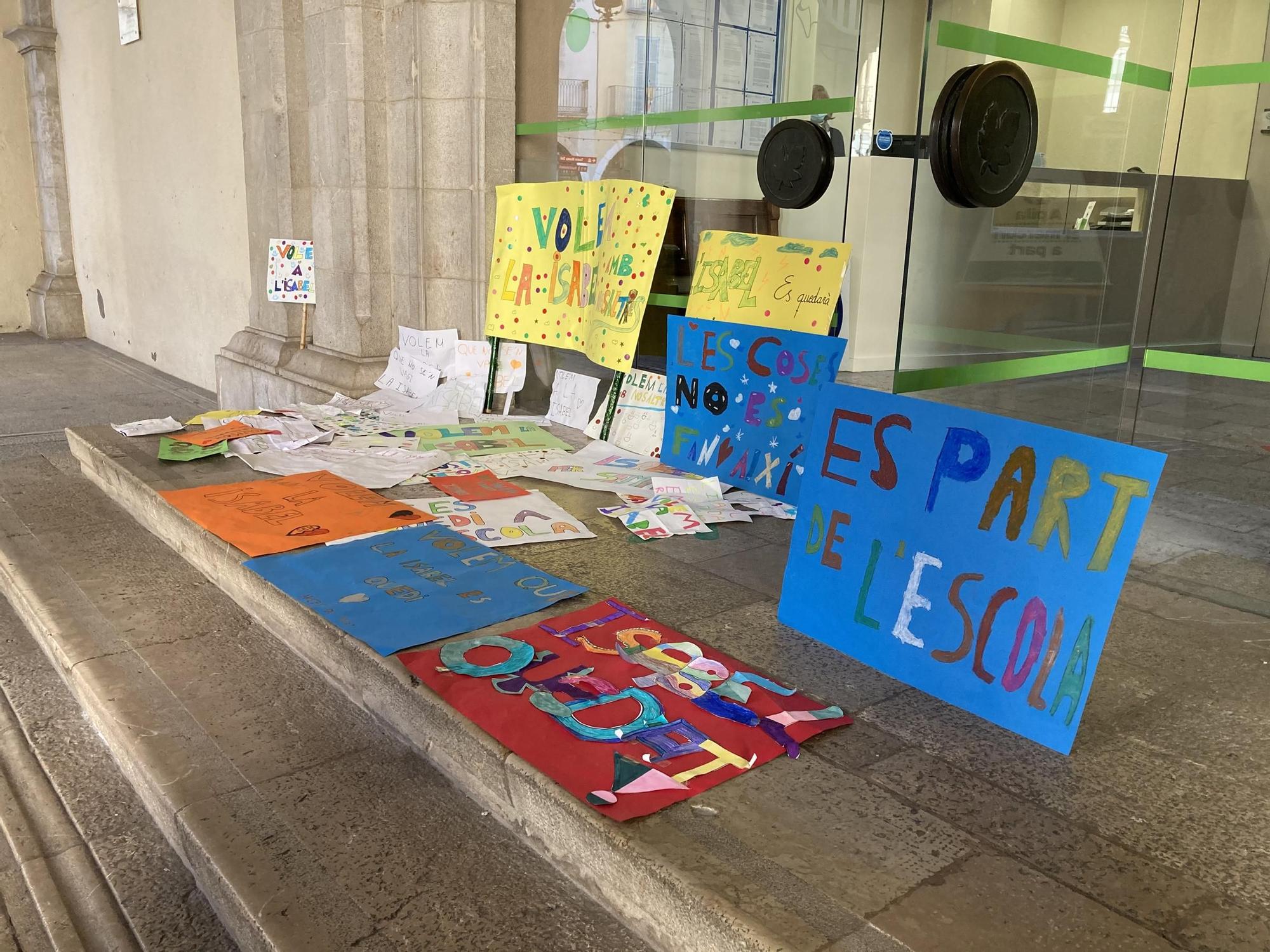 Protesta de l'Escola Anicet de Pagès davant l'Ajuntament de Figueres en defensa de la seva conserge