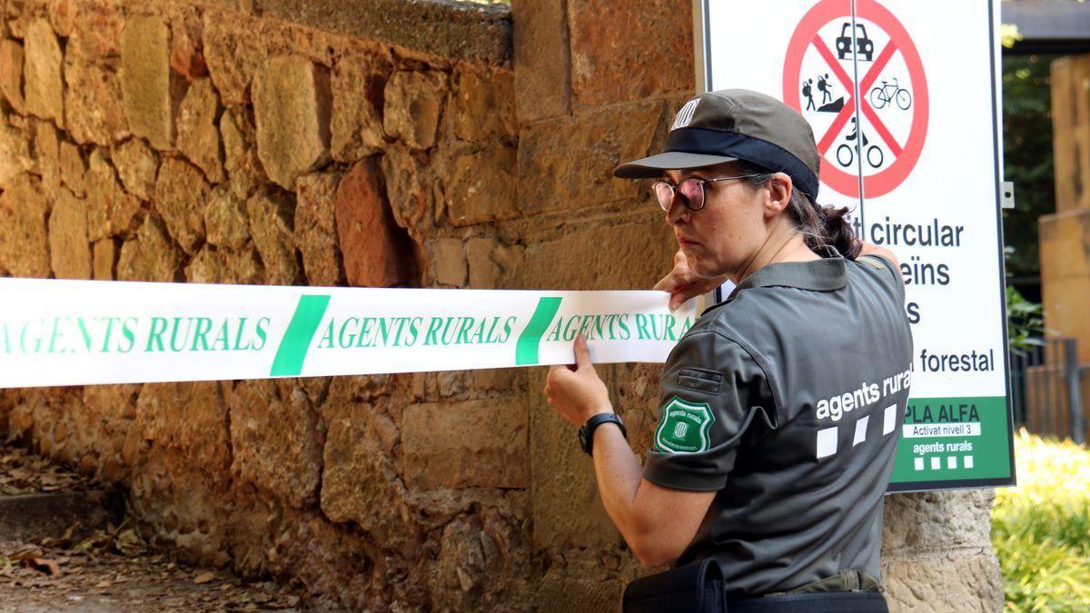 Els Agents Rurals tancant els accessos al Parc Natural de Montserrat