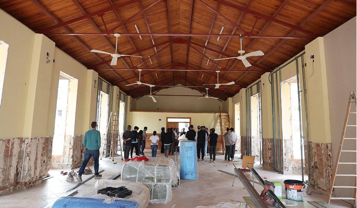 Los vistantes comprueban el estado de las obras.