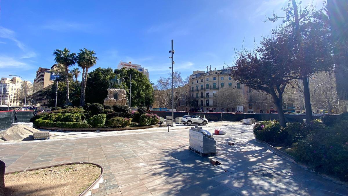 Las nuevas baldosas de la plaza de España ya rodean la estatua de Jaume I