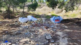 Sant Joan retira 2.000 kilos de amianto abandonado en el paraje natural de La Coix