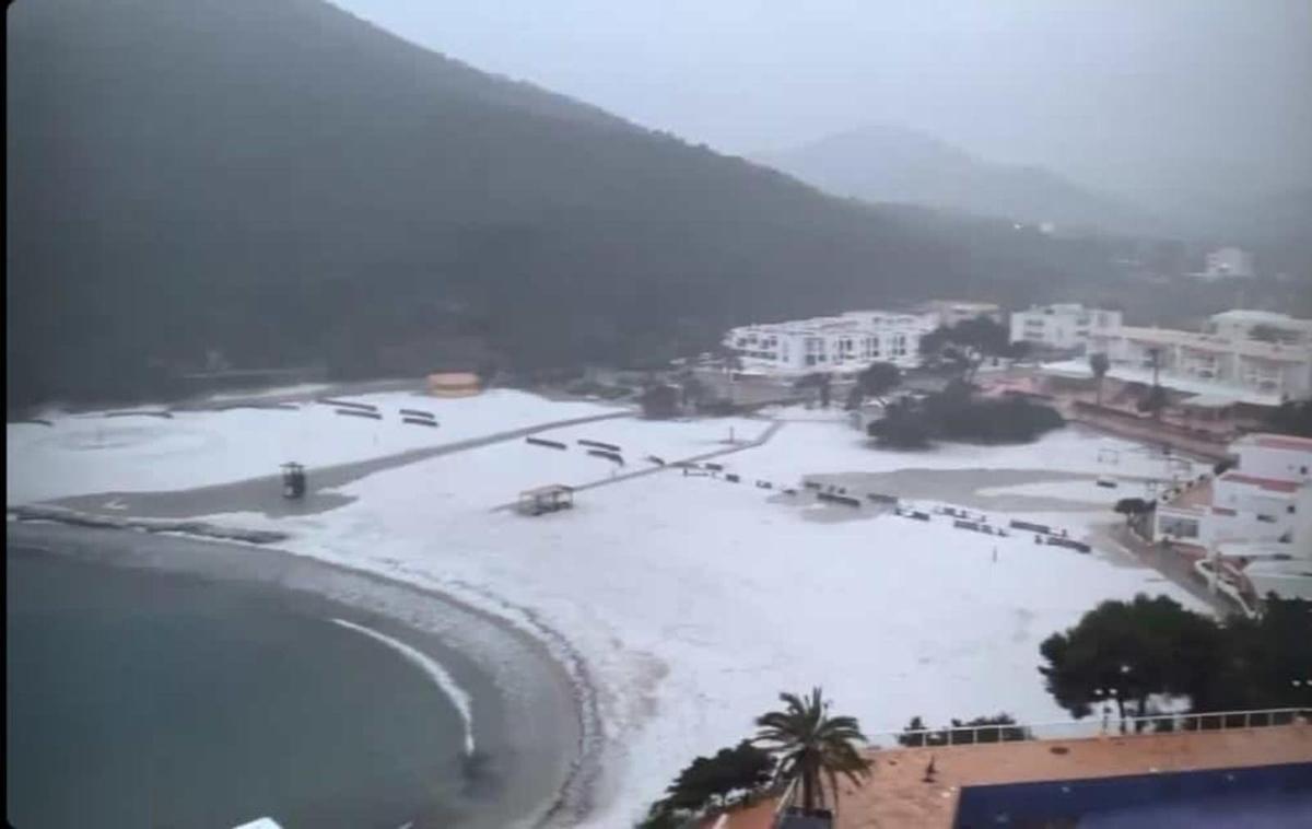 Cala Llonga esta mañana durante la granizada