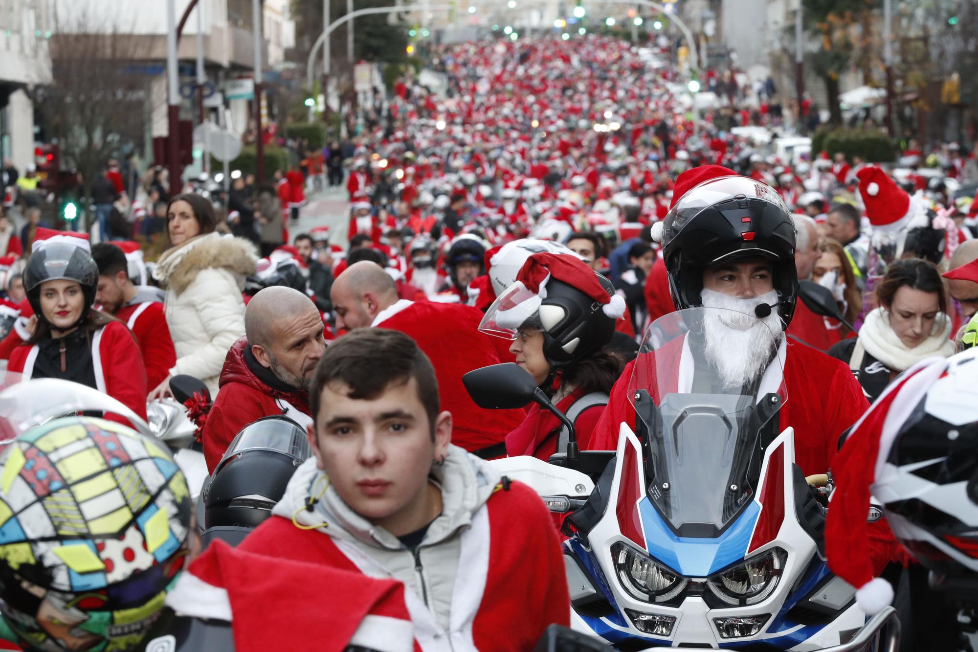 Papa Noel guarda los renos y saca la moto