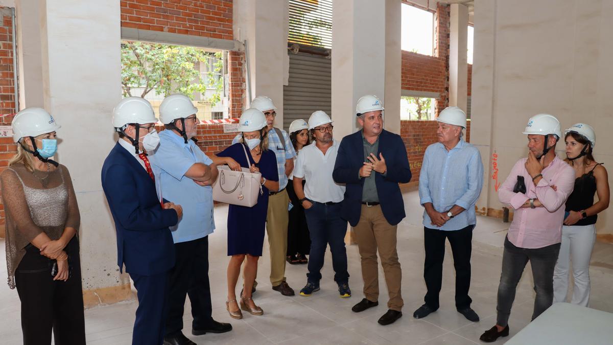 Visita de las autoridades a las obras de construcción del nuevo Centro de Salud Torrent III, ubicado en el Parc Central.