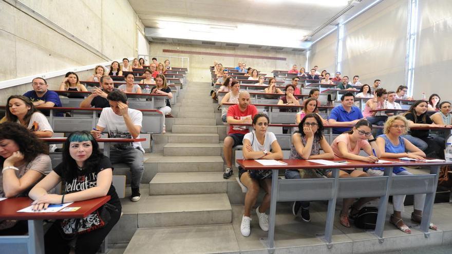 Opositores de sanidad durante un examen