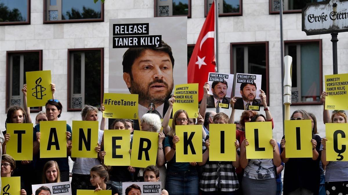 Manifestantes durante una protesta exigiendo la libertad de Kiliç, frente a la embajada de Turquía en Berlín, el 15 de junio del 2017.