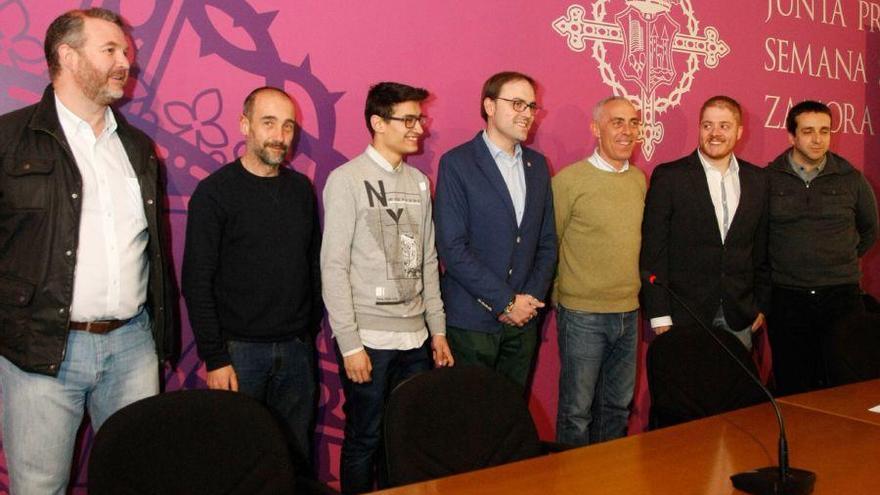 Desde la izquierda: Rafael Oñate, José Luis Leal, Sergio Ramos, Ramón Alba, Antonio Martín Alén, Diego Ramos y Luis Ángel Rodríguez