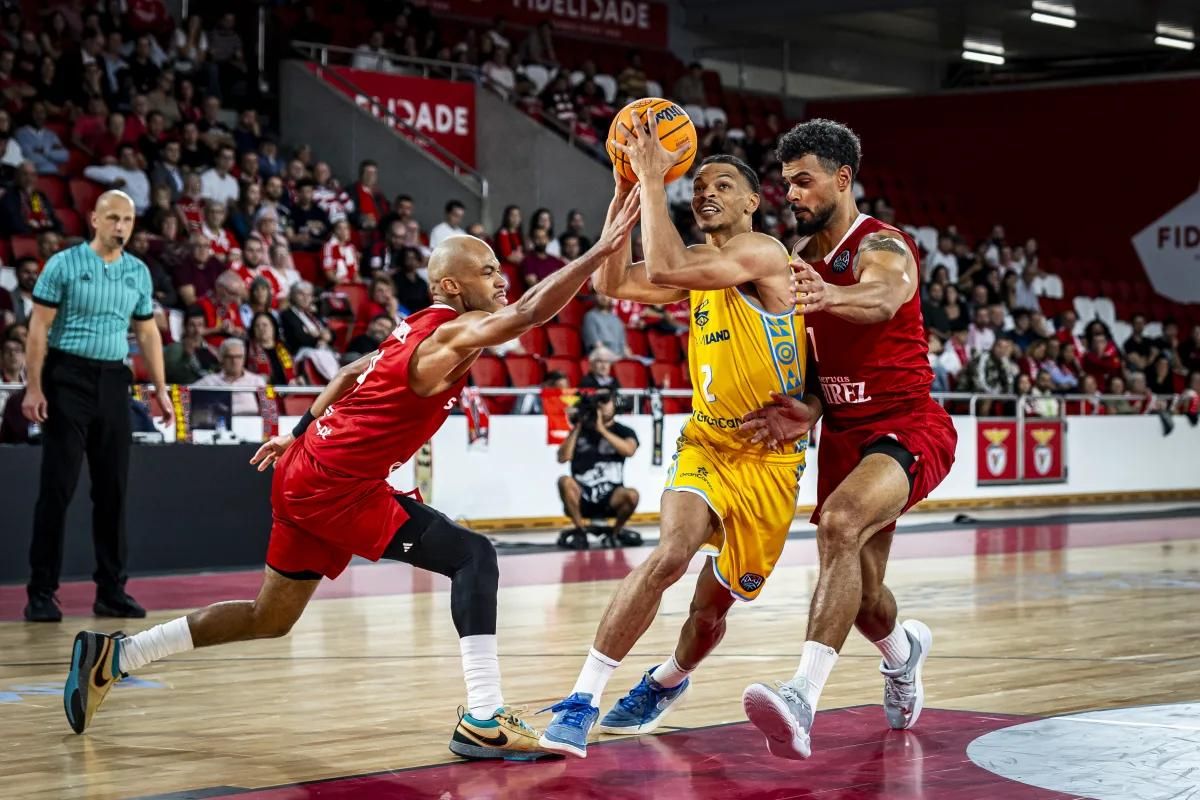 Wong intenta a superar a su defensor en el choque de Lisboa ante el Benfica.