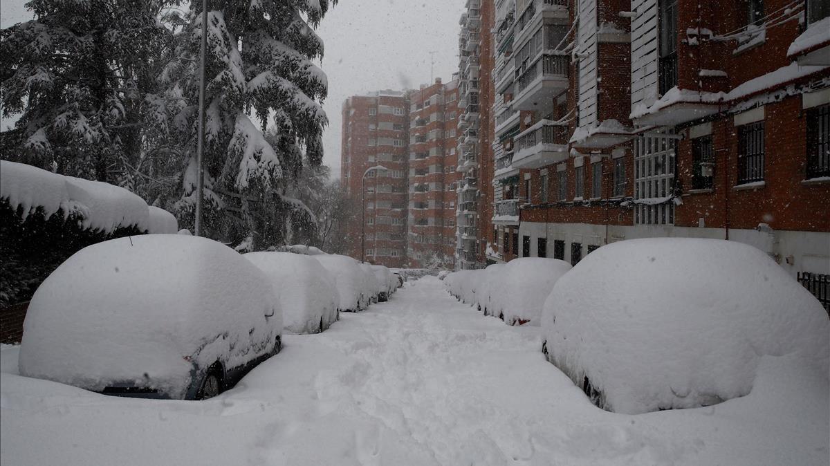  Una calle cubierta de nieve en Madrid  este sábado  La Comunidad de Madrid ha despertado este sábado cubierta con una espesa manta de nieve que impide la movilidad en buena parte de la región  incluida la capital  