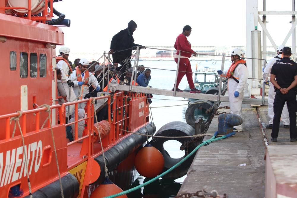 Llegan al puerto de Málaga 315 inmigrantes de seis pateras