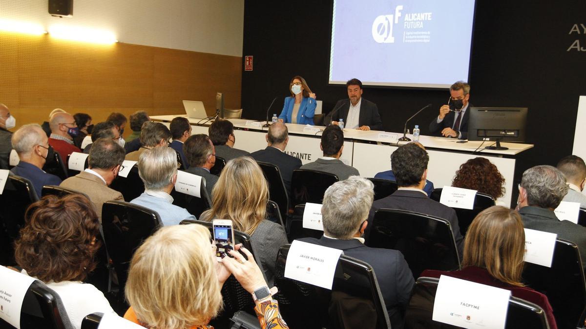 Presentación de la estrategia digital municipal &quot;Alicante Futura&quot; a los agentes sociales