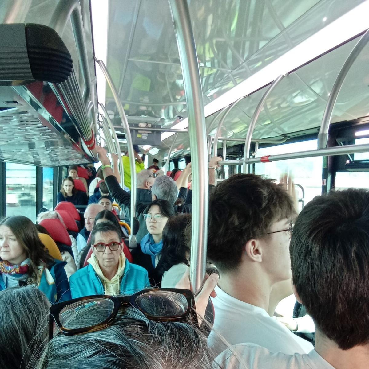 El bus lleno de gente en pleno mes de febrero.