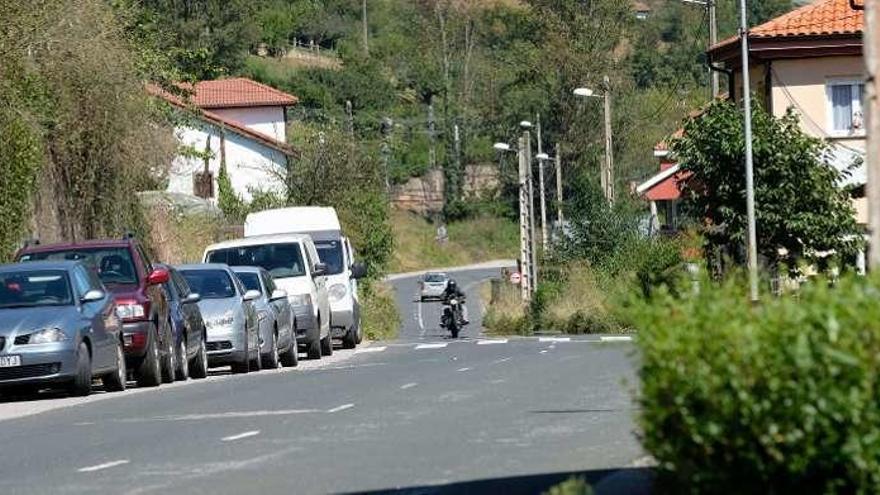 Un tramo de la carretera AS-242 a su paso por el concejo de Lena.