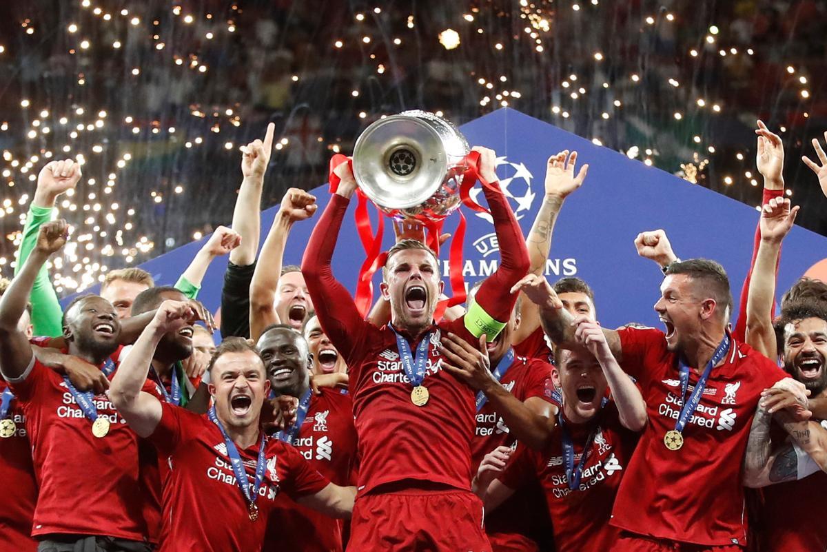 Jugadores del Liverpool celebrando la Champions League en el Wanda Metropolitano en el 2019