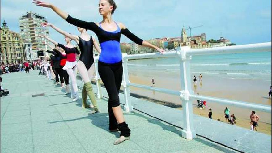 La exhibición de danza clásica con la barra del paseo del Muro.