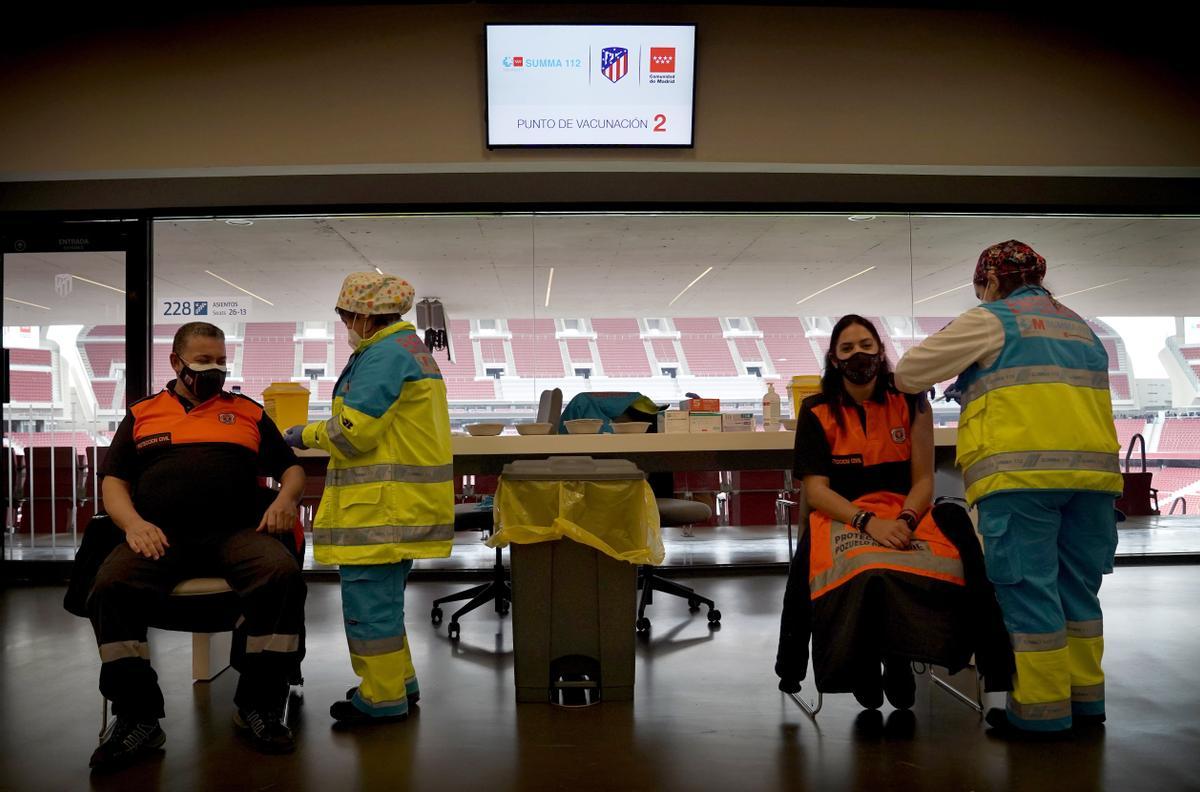 Madrid empieza a vacunar en el estadio Wanda Metropolitano. En la foto, un policía recibe la primera dosis durante el primer día de vacunación contra la covid.