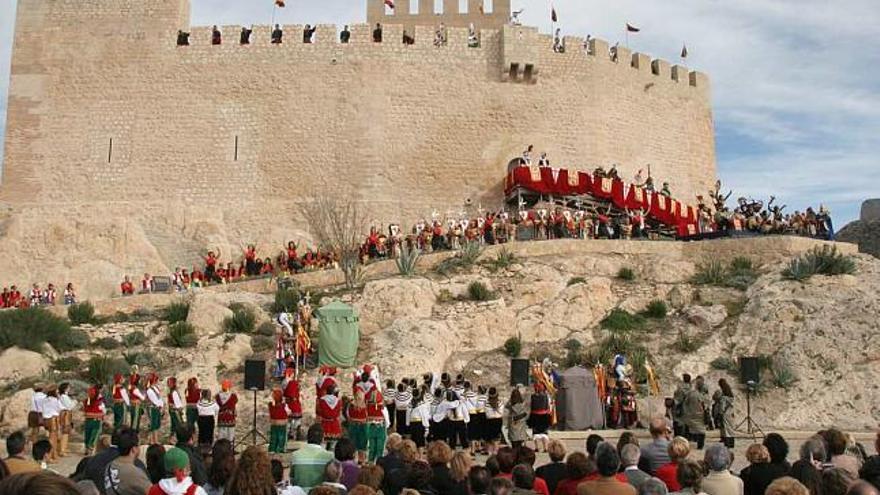 La representación teatral, que contó con la participación de los festeros de Petrer, se realizó en el rehabilitado Castillo