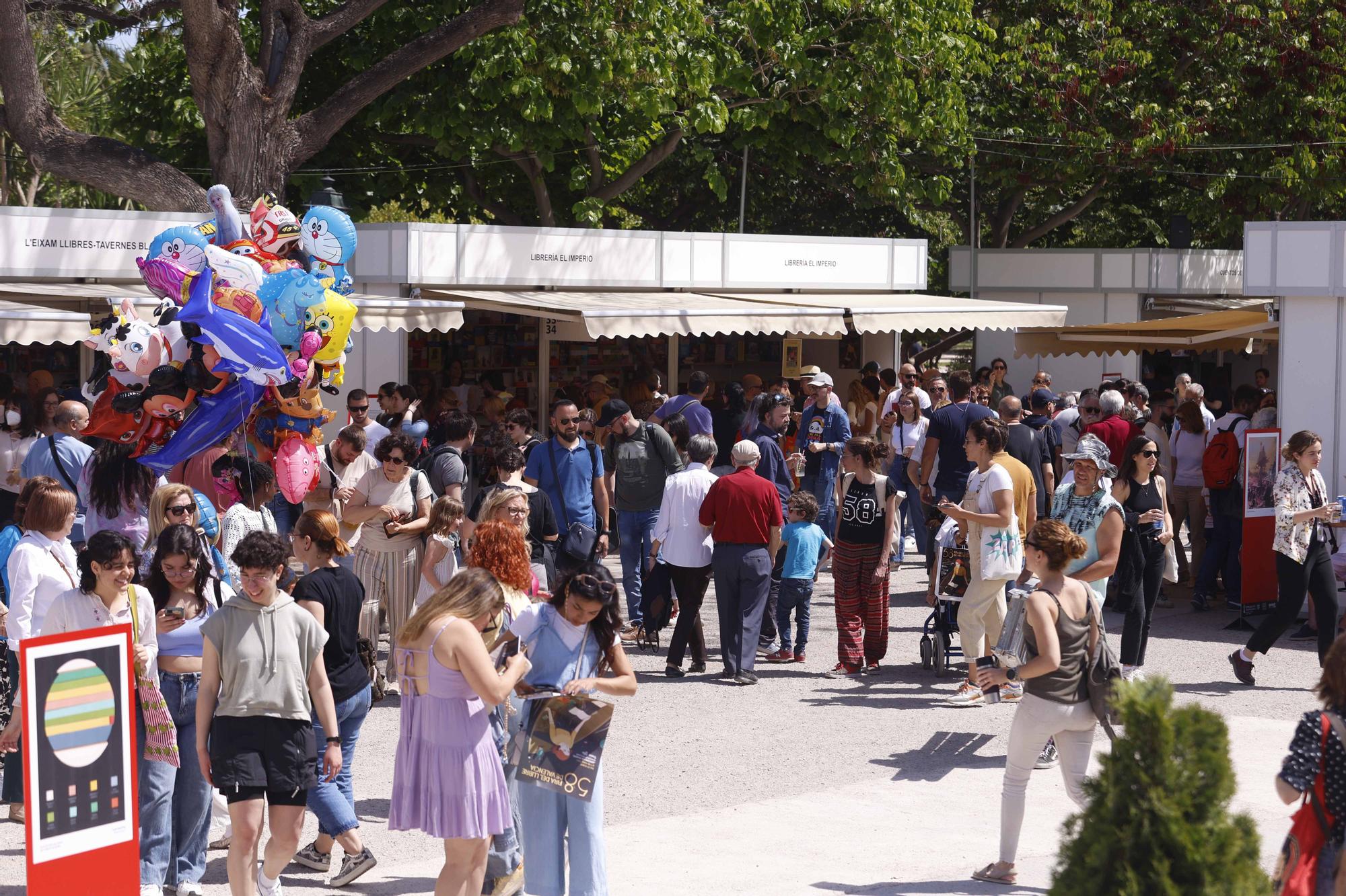 Llenazo de domingo en la Fira del Llibre